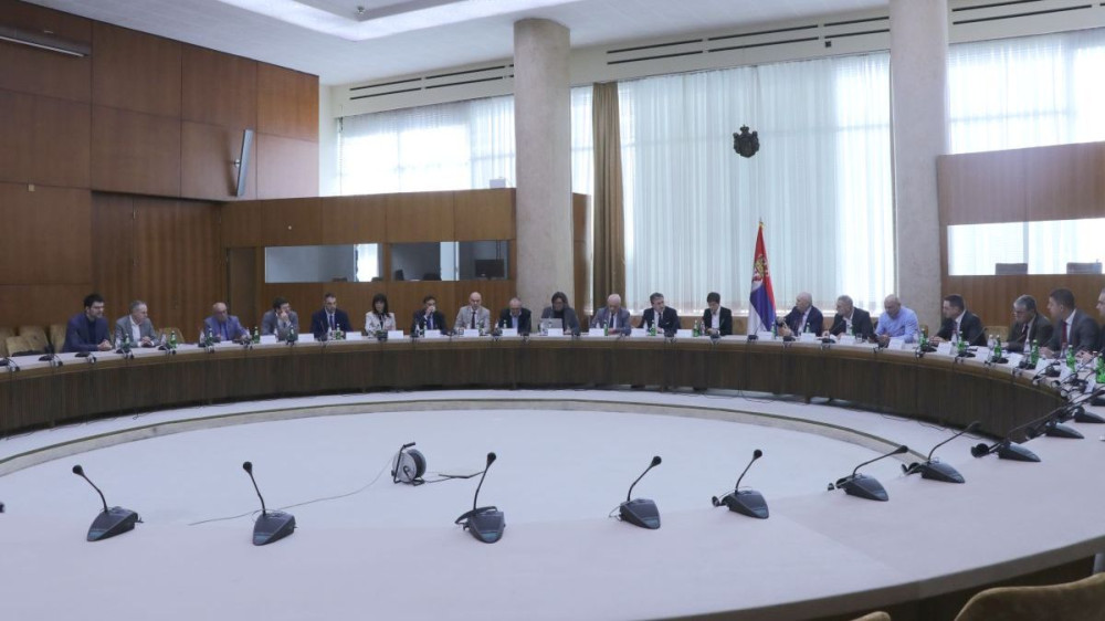 Uraditi dugoročnu strategiju poboljšanja materijalnog položaja zaposlenih u prosveti